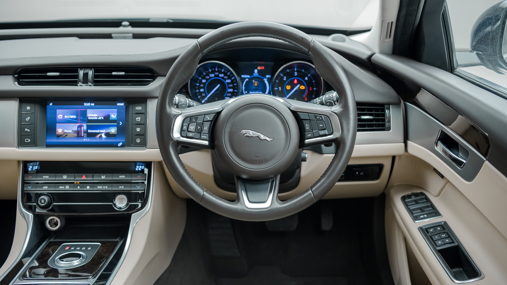 xf-interior-steering-wheel