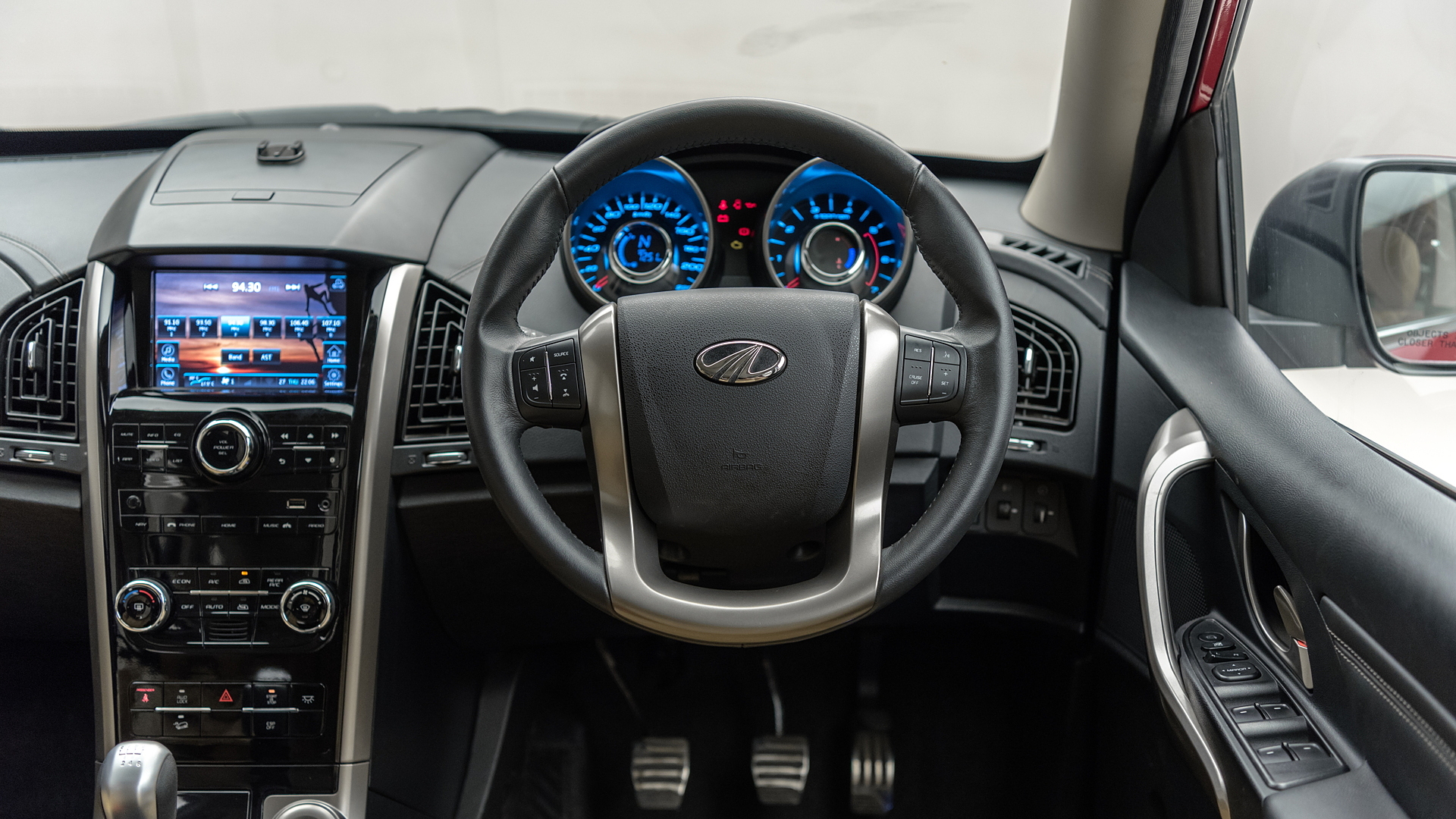 xuv500-interior-steering-wheel
