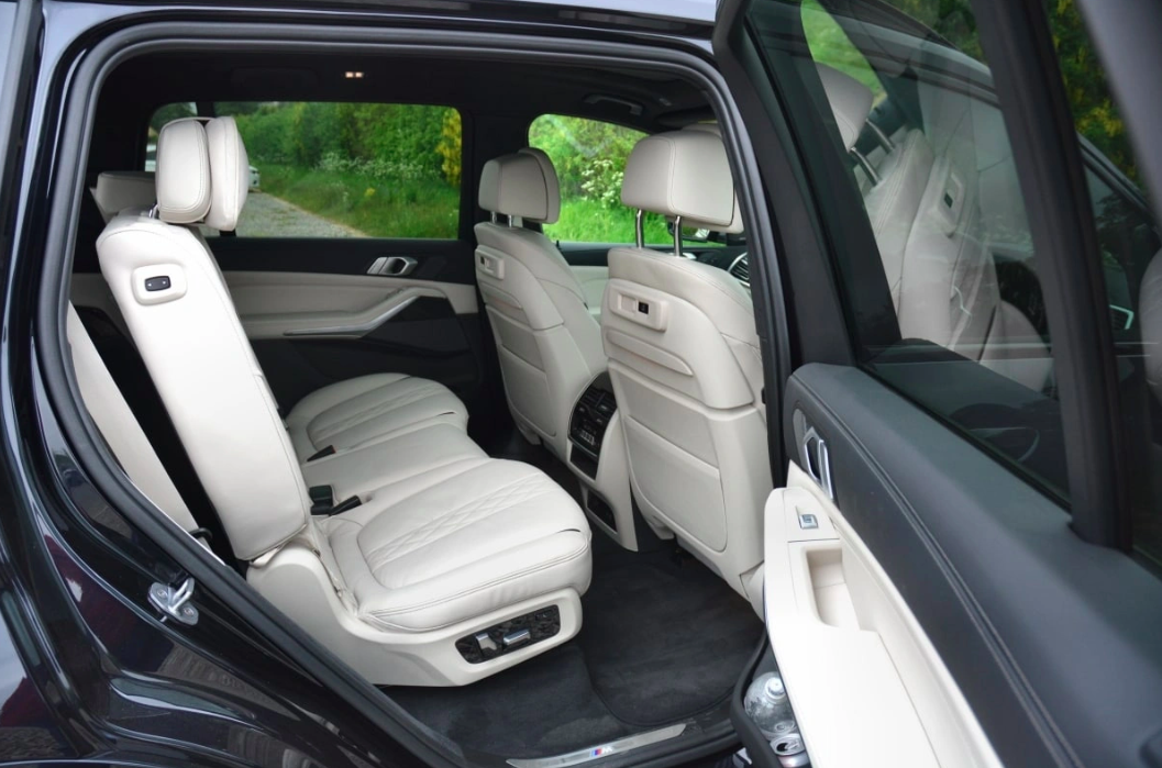 bmw-x7-back-seat