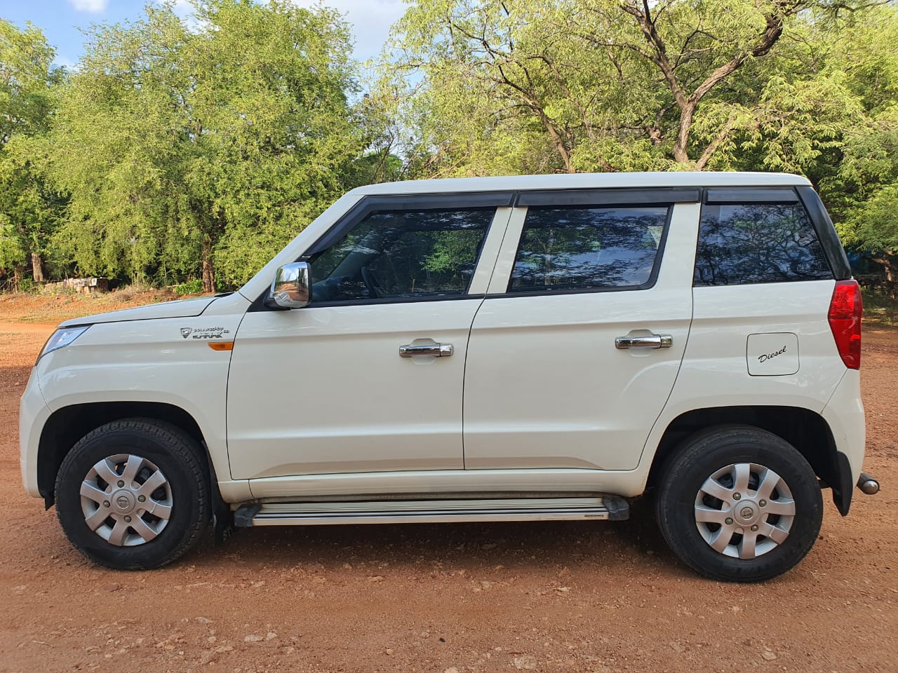 MAHINDRA-TUV300-left-view