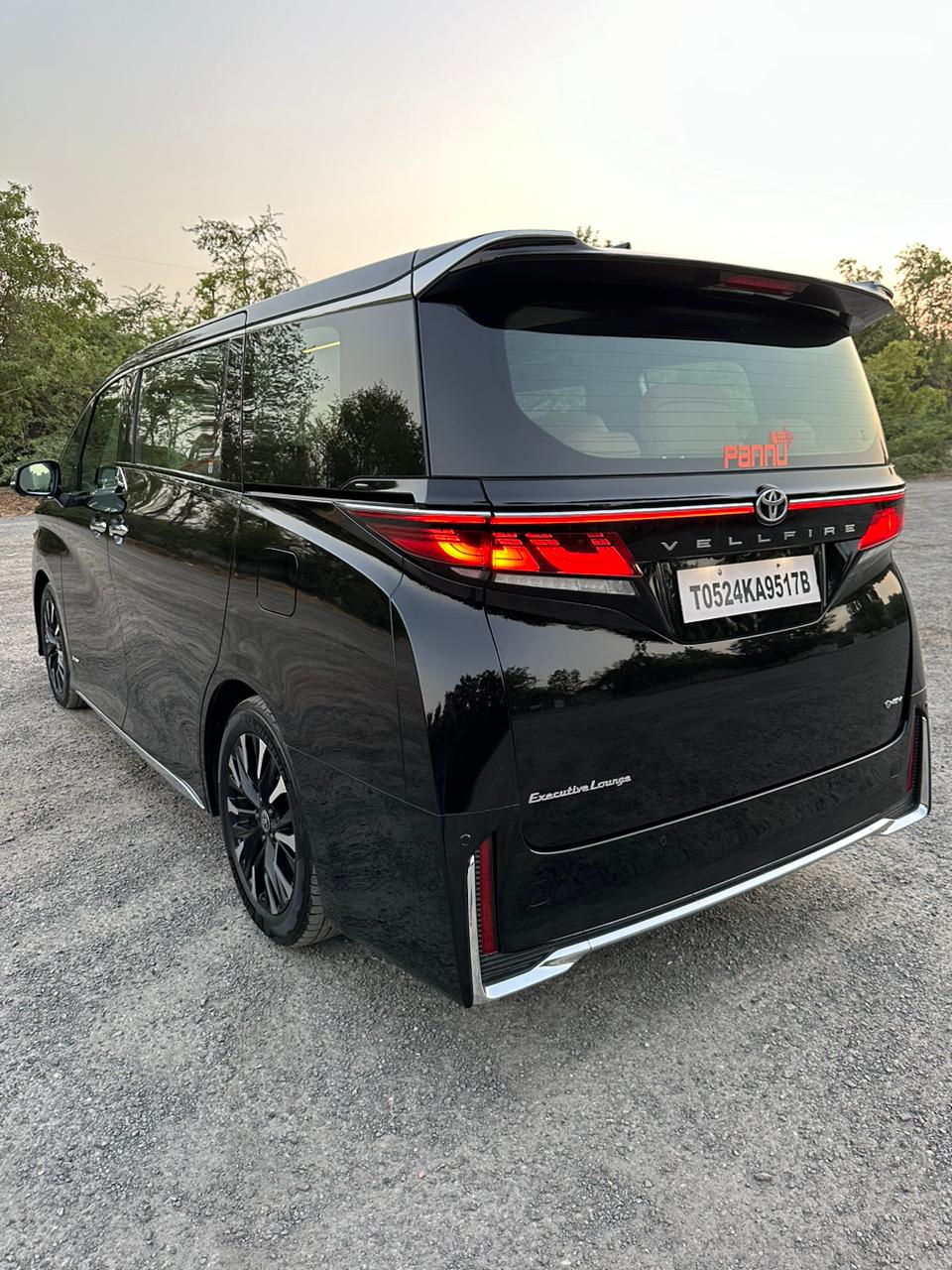 Toyota-Vellfire-on-rent-in-Delhi