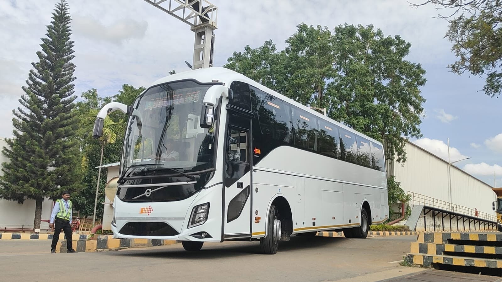 Volvo 9600 Luxury Bus on Rent in Delhi
